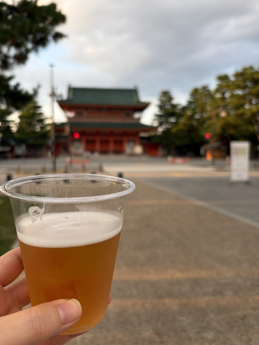 marshmallock323's tweet photo. 夕方のお散歩にASOBIにいきませんか⁈
本日19時半まで平安神宮前で出店されています‼︎ WEST COAST PILSNER キレがあってスカッとしてうまいっ🍺
ネオ盆ダンス？みたいなのも開催されていてフェスっぽくて良いです！この時間帯涼しいですよ〜‼︎
ビールめちゃうまっっ、ハァーーっ🌰 https://t.co/P28walghcx