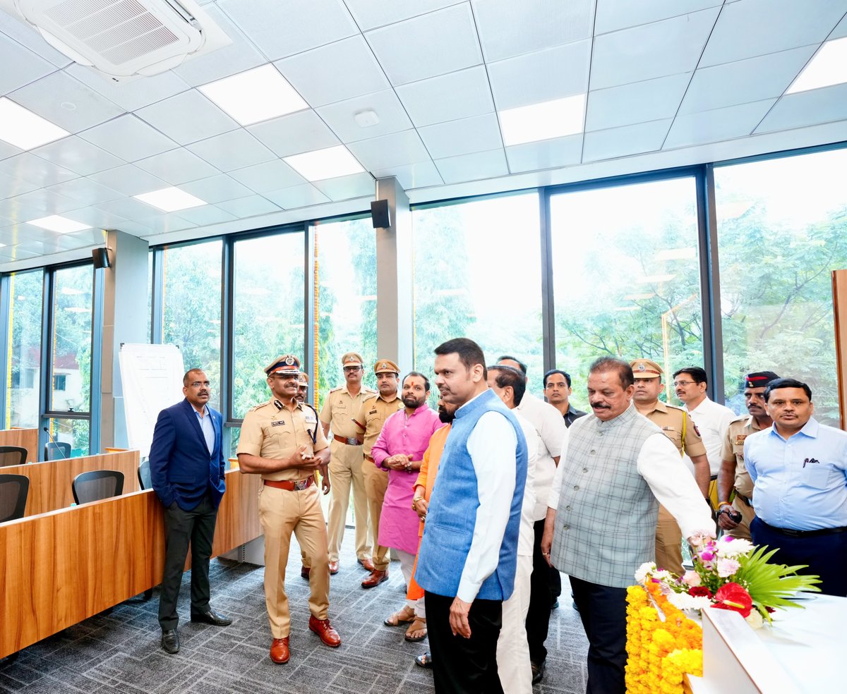 CMOMaharashtra's tweet photo. मुख्यमंत्री देवेंद्र फडणवीस यांनी आज नवी मुंबई पोलीस आयुक्त कार्यालयाच्या इंटिग्रेटेड सीसीटीव्ही कमांड सेंटरचे (आयसीसीसी) उदघाटन करुन अत्याधुनिक यंत्रणेची पाहणी केली.  

@Dev_Fadnavis @NaikSpeaks @ibharatgogawale @ivikrantpatil @iravindraphatak @mlamaheshbaldi
#Maharashtra #DevendraFadnavis #NaviMumbai