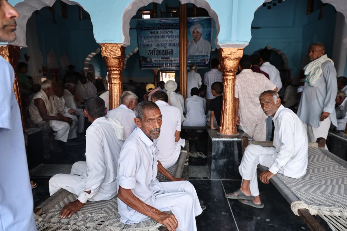 SatlokChannel's tweet photo. संत रामपाल जी महाराज द्वारा 'किसान-मजदूर बचाओ अभियान' के तहत हांसी के जमावड़ी गाँव को दूसरी बार 2800 फुट पाइप और 2 मोटरें भेंट की गईं। https://t.co/wgLMaE7xuo