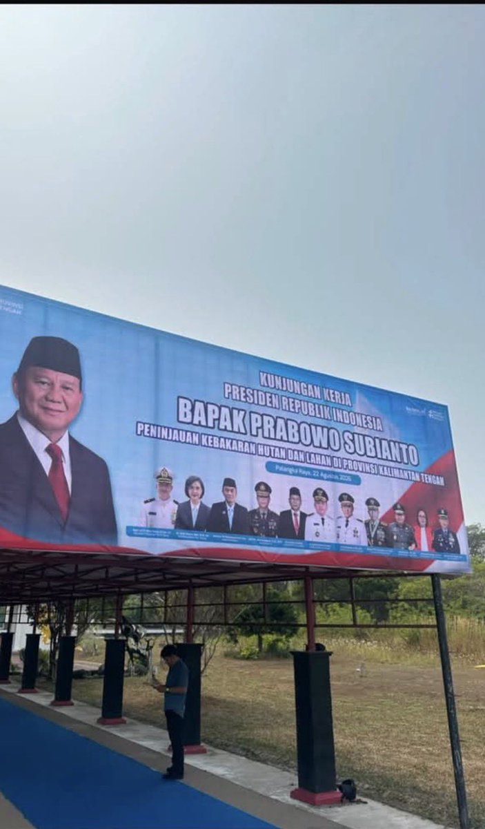 LambeSahamjja's tweet photo. anjirrr ngeliat kebakaran kalimantan 
sampe di buat balihoo ginian? https://t.co/GQWZRehszH