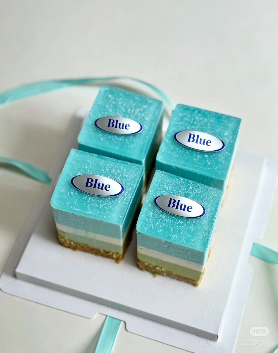 SBTXjA4iTh37613's tweet photo. 1. BLUE串.情陷连城
（連城に落ちて）
どんな美しい風景も一口の甘さには敵わず、こうして連雲港の街全体に夢中になっていく。

2. BLUE串.碎玉夺营
（砕けた玉が心を奪う）
砕けた玉のように透き通った甘さは、戦わずして私の心を奪い去る。

3. BLUE串.栩越千渝
(千の困難を超えて）
重なる層を越えて情熱的に駆けつけ、どんな険しい道のりも乗り越えて連雲港でのあなたとの約束へと向かう。