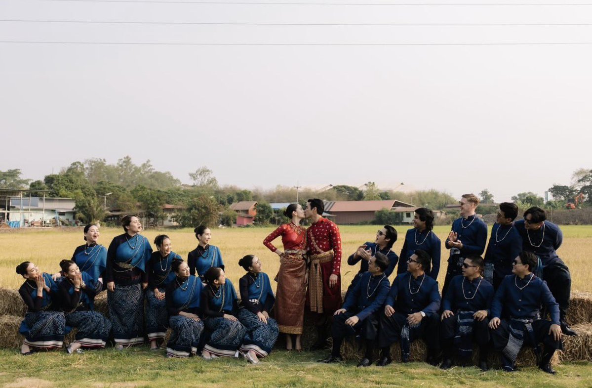 Cassina__bee's tweet photo. สีย้อมครามสกลนครสวยจริงๆ เห็นมาตั้งแต่งานแต่งณเดชน์ญาญ่า สวยเรียบโก้อีสานกูตูร์ https://t.co/HGbPUstRAh