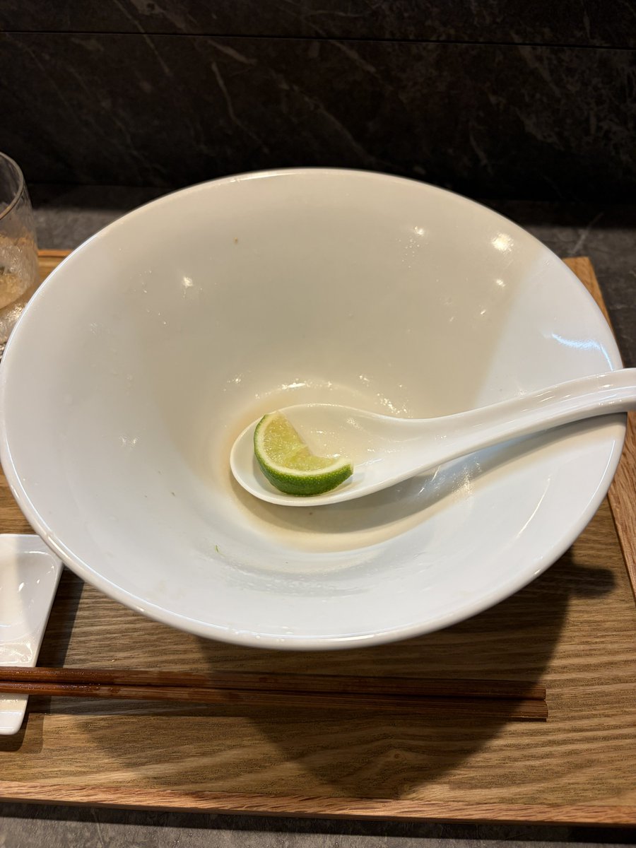 erotalk's tweet photo. 本日のラーメン(61杯目)
夏季限定の冷やしシリーズ第3弾
シジミとホタテの冷やし塩〜網走産しじみバカのしじみver.+海老ワンタン
旨い💯💯💯
この夏☀️冷やし5杯目!
今イチオシはマツイさんだな!
夏アジ煮干の塩も楽しみ!
御馳走でした(大雨☔️)
RAMEN MATSUI
#RAMEN_MATSUI
#新宿御苑
#四谷 https://t.co/k9o1luVtKj