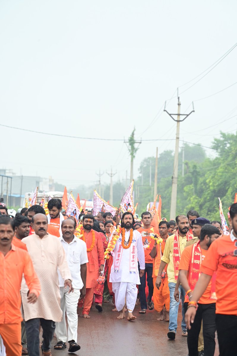 Khushwantguru's tweet photo. "बोल रहा अब हिंदुस्तान, मनखे-मनखे एक समान" के पावन जयघोष के साथ चंदखुरी से आरंग तक 71 किलोमीटर आयोजित सामाजिक सद्भाव विशाल कांवड़ यात्रा का चंदखुरी ���ार्म के विभिन्न स्थानों पर नागरिकों द्वारा आत्मीय स्वागत कर भव्य अभिनंदन किया।

आप सभी से प्राप्त स्नेह, सम्मान और उत्साहवर्धन से मैं हृदय से अभिभूत हूं। आप सभी के अपार सहयोग और समर्थन से यह यात्रा सामाजिक समरसता, भाईचारे और मानवता के संदेश की ऐतिहासिक मिसाल बनेगी।

देवो के देव भगवान महादेव आप सभी भक्तों की मनोकामना पूर्ण करे यही कामना हैं।