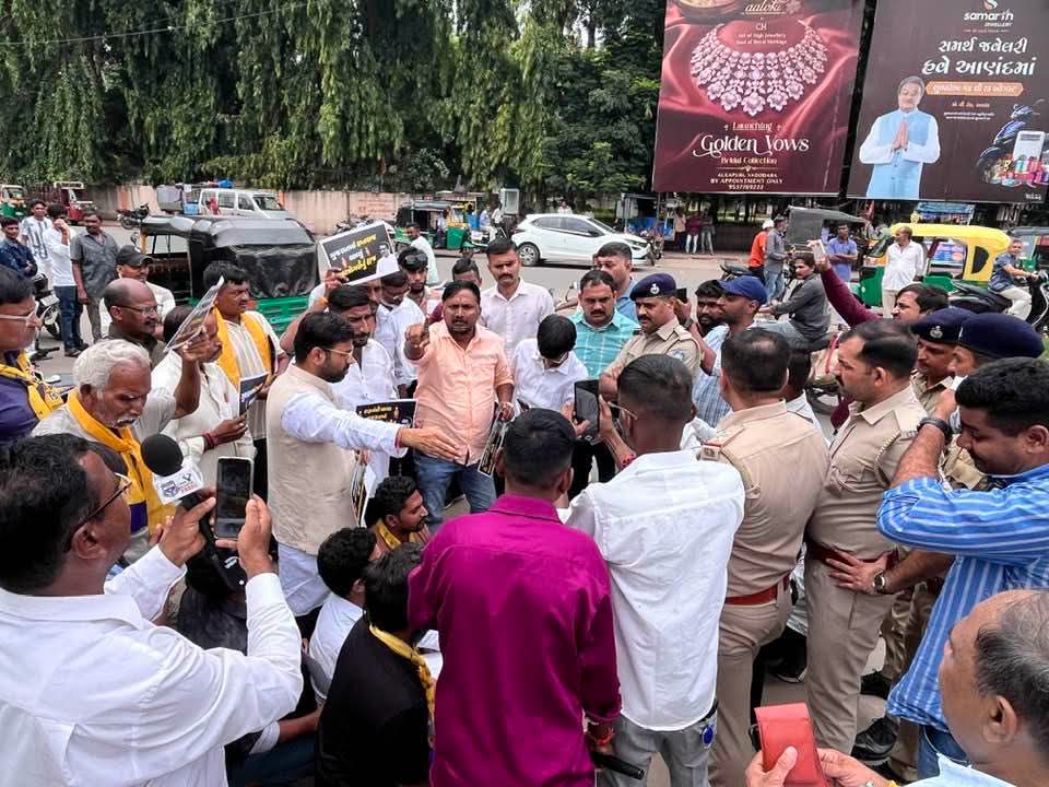 AAPGujarat's tweet photo. 📍આણંદ

ગુજરાતમાં દારૂબંધી માત્ર કાગળ પર છે. જગ્યા-જગ્યાએ ખુલ્લેઆમ દારૂ વેચાઈ રહ્યો છે અને વારંવાર થતા લઠ્ઠાકાંડમાં નિર્દોષ લોકો જીવ ગુમાવી રહ્યા છે.

દારૂબંધીનો કડક અમલ કરાવવામાં નિષ્ફળ રહેલા ગૃહમંત્રી હર્ષ સંઘવીના રાજીનામાની માંગ સાથે AAP નેતાઓ અને કાર્યકર્તાઓ દ્વારા વિરોધ પ્રદર્શન કરવામાં આવ્યું.

#ResignHarshSanghavi