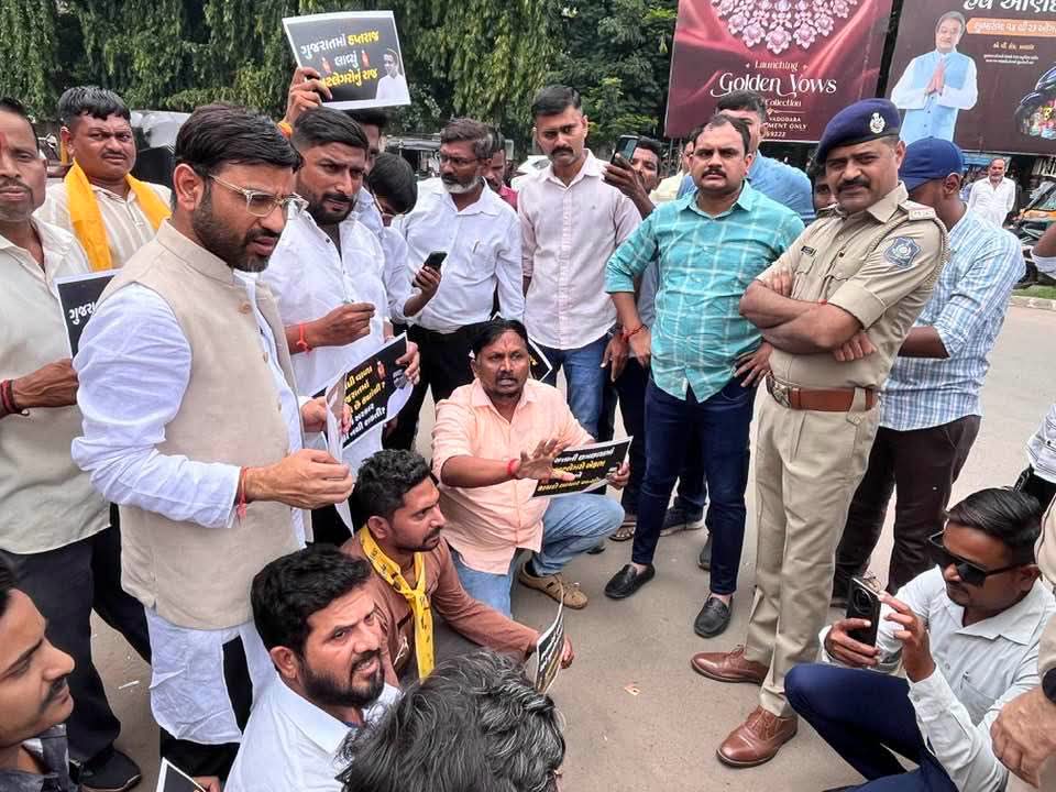 AAPGujarat's tweet photo. 📍આણંદ

ગુજરાતમાં દારૂબંધી માત્ર કાગળ પર છે. જગ્યા-જગ્યાએ ખુલ્લેઆમ દારૂ વેચાઈ રહ્યો છે અને વારંવાર થતા લઠ્ઠાકાંડમાં નિર્દોષ લોકો જીવ ગુમાવી રહ્યા છે.

દારૂબંધીનો કડક અમલ કરાવવામાં નિષ્ફળ રહેલા ગૃહમંત્રી હર્ષ સંઘવીના રાજીનામાની માંગ સાથે AAP નેતાઓ અને કાર્યકર્તાઓ દ્વારા વિરોધ પ્રદર્શન કરવામાં આવ્યું.

#ResignHarshSanghavi