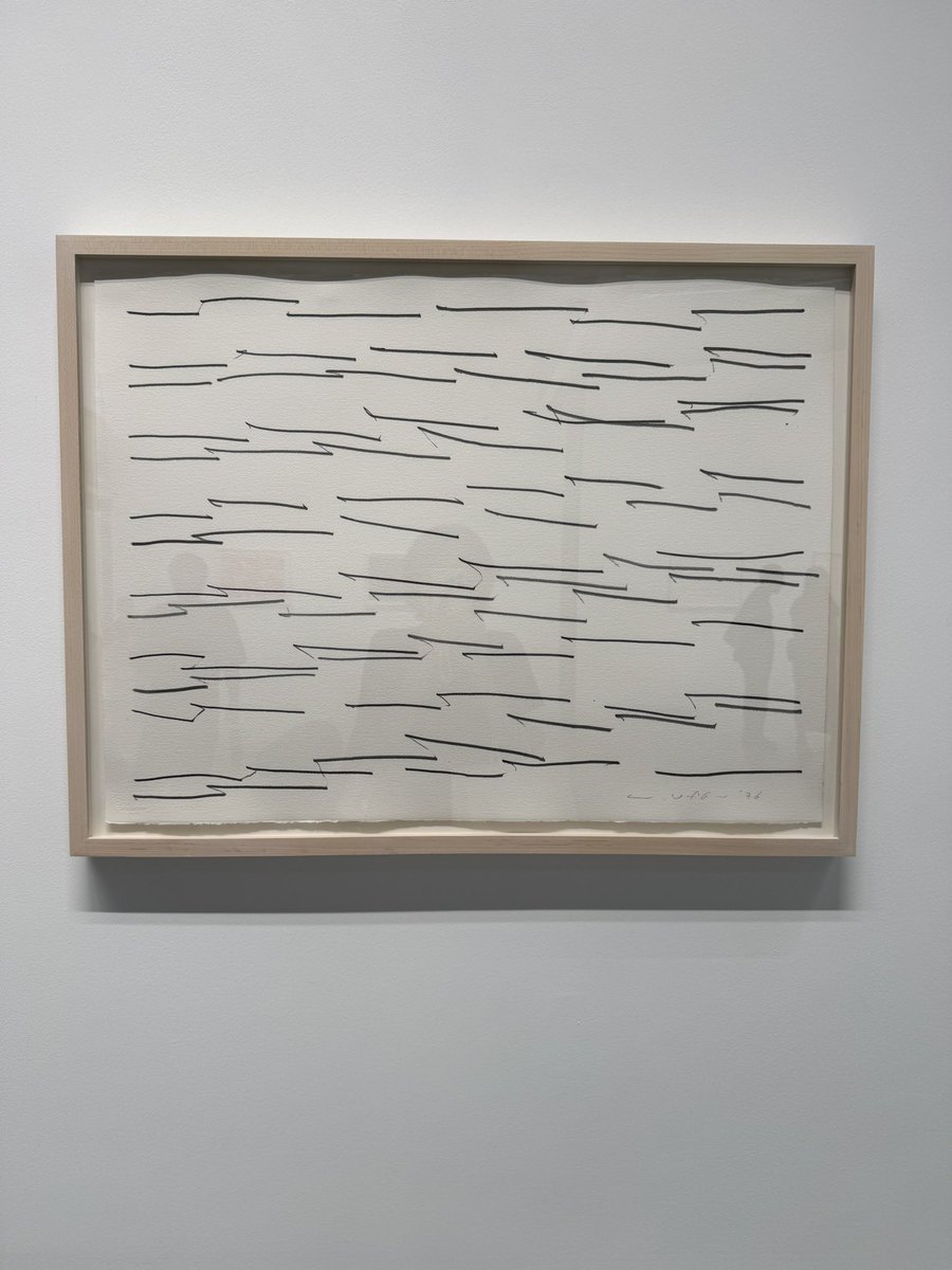 hana_v_bts_army's tweet photo. #RMxSFMOMA でも展示される
李禹煥（リ・ウファン）さんの個展
「Work on Paper / Sculpture」へ

ドローイングも展示されていて
デザイン性あるリズミカルな描き方に、きっと李さんも狩野派好きだろうなぁ…と毎回勝手に馳せてる

久しぶりの谷中も風情があって素敵だった
気になっている方は是非 https://t.co/aEYW75DVVJ