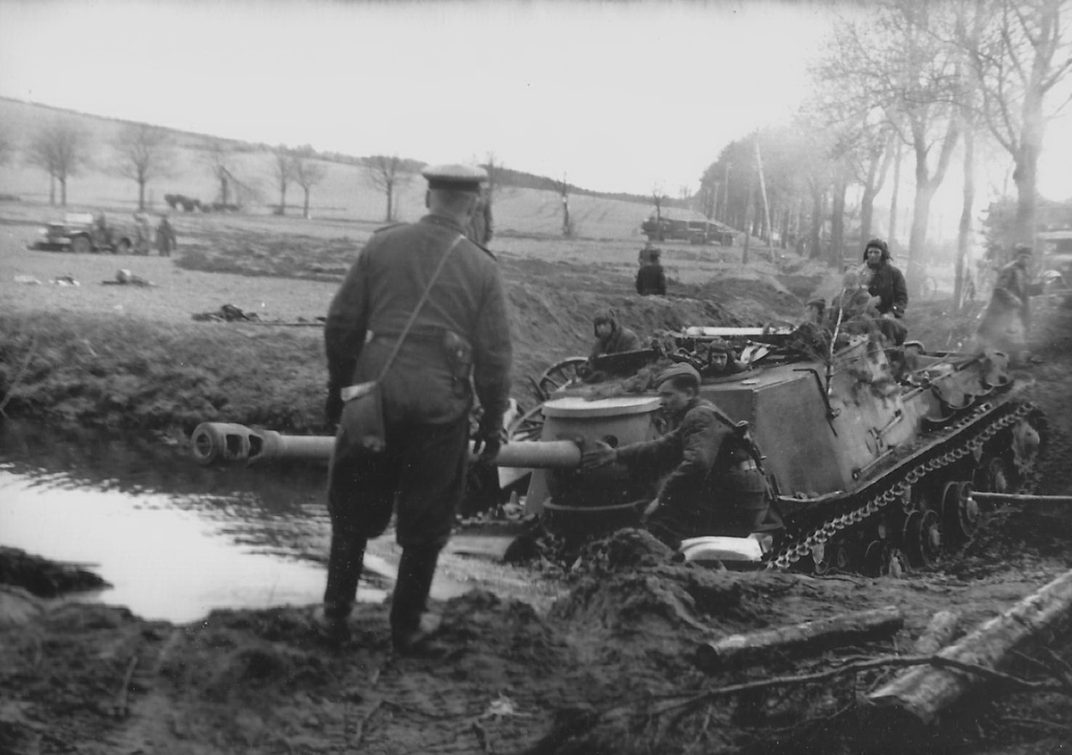 AkagiIJN's tweet photo. Le 22 août 1944, l'ISU-122S est officiellement accepté en service. Il se différenciait principalement de l'ISU-122 par son canon D-25S, plus pratique et ergonomique que l'A-19S du 122. Produit en petite quantité (675 véhicules), l'ISU-122S disparaitra rapidement après la guerre. https://t.co/vmaUkO4rfs