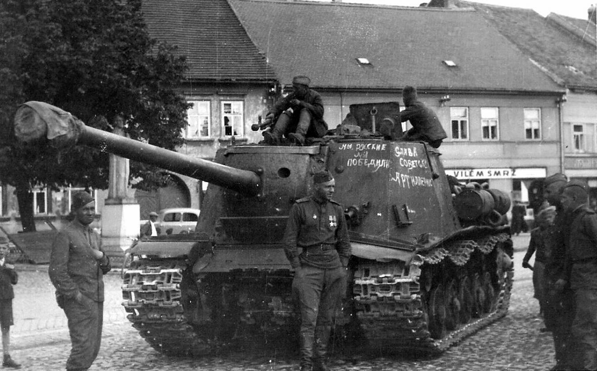 AkagiIJN's tweet photo. Le 22 août 1944, l'ISU-122S est officiellement accepté en service. Il se différenciait principalement de l'ISU-122 par son canon D-25S, plus pratique et ergonomique que l'A-19S du 122. Produit en petite quantité (675 véhicules), l'ISU-122S disparaitra rapidement après la guerre. https://t.co/vmaUkO4rfs
