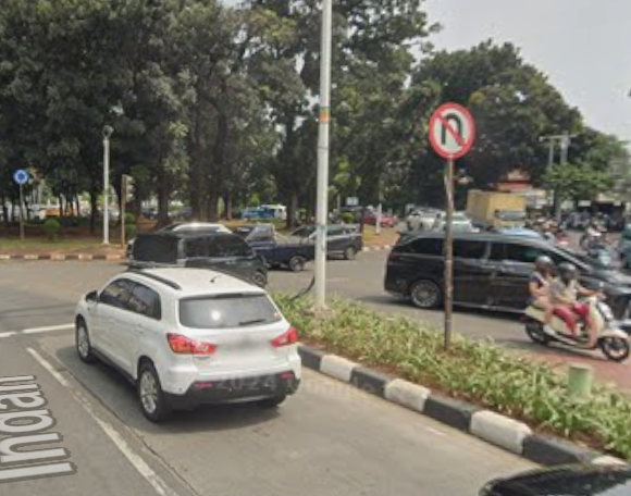 williamkaruntu's tweet photo. @txttransportasi Ga akan efektif kecuali rambu tersebut memberikan kekuatan hukum kepada driver transjakarta apabila menyenggol/menabrak pengendara yang mengacuhkan rambu tersebut.. Soalnya rambu ini aja ga ada harga dirinya bagi SDM rendah... https://t.co/WQzvKVwsLO
