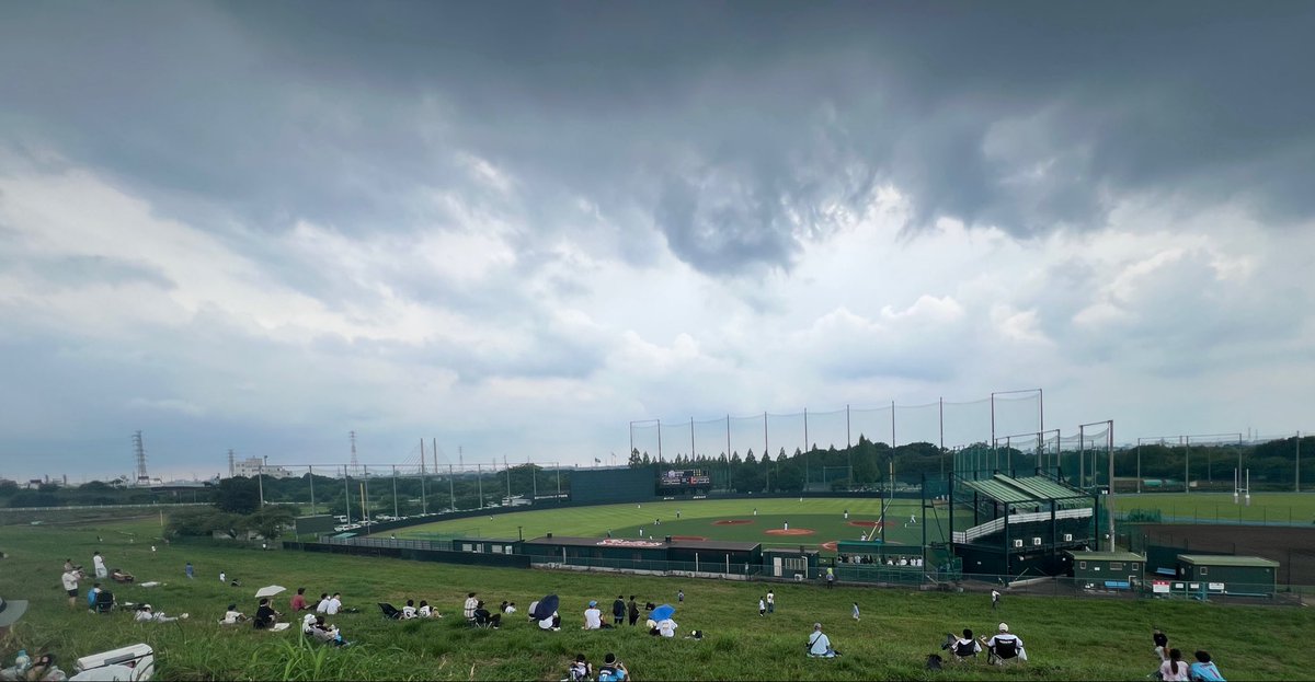 MutsuraboshiM45's tweet photo. 戸田球場に2軍の観戦へat土手⚾️5回あたりから、雲行きと風が強くなってきて、ゲリラ豪雨相当ヤバいのくるぞ！と感が働きそそくさ帰ったのであった、、、土手にいたみんな大丈夫だったかなあ https://t.co/yysoeEZbII