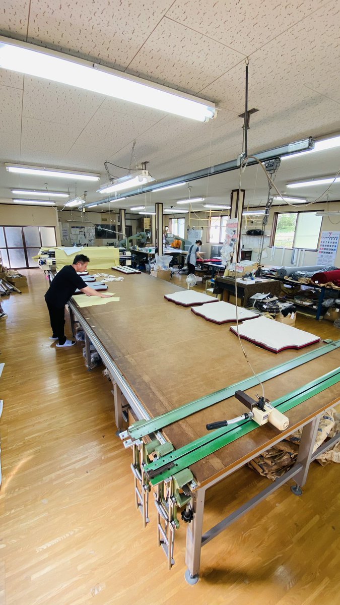 houseiya_moto's tweet photo. 努力の方向性。

ニトリさんの
「お、ねだん以上。」
ではありませんが

私たち日本製をつくる側も
価格以上の価値を届けたい。

だから
日々、技術を磨く。
良いものをつくる。

そして
その価値を発信する。

誰かが犠牲になるような
『値切る努力』をするのではなく

「この価格でも買いたい」
「この価格でも作ってもらいたい」

そう思ってもらえる価値をつくり
その『価値を伝える努力』をする。

日本製を残していくなら
努力する方向は、こっちだと思っています。