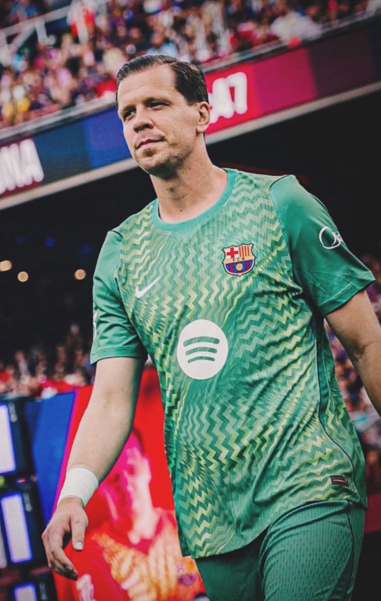 Pauxfcb's tweet photo. Antes del gamper el propio Szczesny ha confirmado al Staff y a sus compañeros que se retira a final de temporada. Ese fue el motivo por el cual el barça activa la opción de Livaković y la cierra tan rápido. Uno de los jugadores más queridos del vestuario, el alma del equipo y una persona muy necesaria para que las cosas hayan salido bien estos años. El portero del triplete doméstico y el mentor de Joan. Cuando el barça le llamo, no dudo en volver al retiro para ayudar en un momento complicado. Se merece irse con el sueño que todos queremos y estoy seguro que la puerta grande le espera. Hacedlo posible, por Tek. El último baile y nos vamos polaco 💙❤️