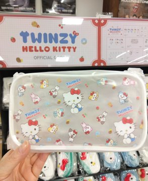 TOWER_Sapporo's tweet photo. //
タワレコ10店舗対象🎀
#TWINZY と #HELLOKITTY🍎
コラボグッズ大好評販売中✨
\\
🗓️販売期間🗓️
8/30(日)まで
🎁購入特典🎁
1回のお会計で1万円お買い上げ毎に、ITZYのフォトカードをランダムでプレゼント!!
詳細▼
https://t.co/Cd9Av7ysih
#ITZY #MIDZY #hellokitty #ハローキティ https://t.co/FZx0XUizW2