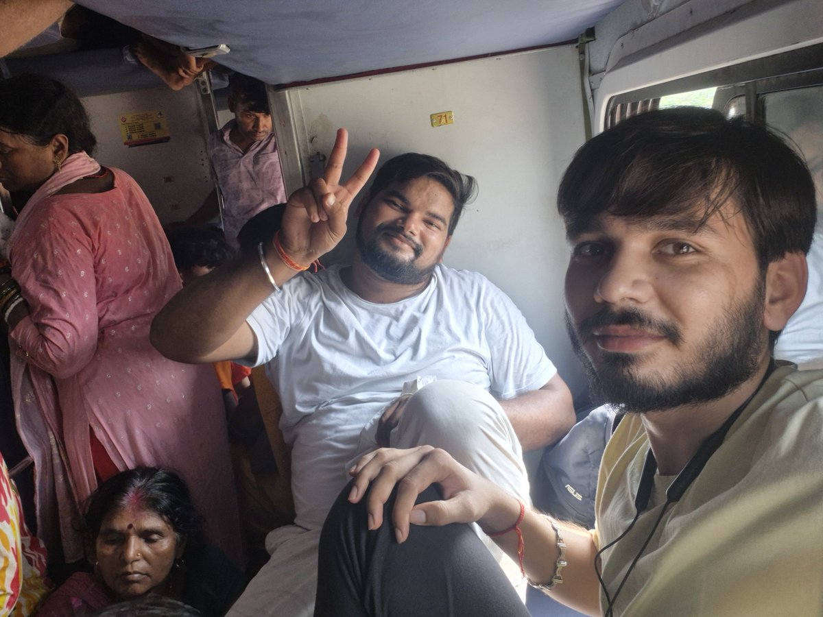Paripurnchandra's tweet photo. @RailMinIndia @RailwaySeva @IRCTCofficial

मैं और मेरा दोस्त Harsh, Train 13024 से यात्रा कर रहे हैं। हमारे पास S1 में Seat 71 और 72 की confirmed tickets हैं।

एक यात्री ने Seat 72 को अपनी सीट बताया। टिकट चेक किया तो Seat 72 हमारी भी थी और उनकी भी। https://t.co/WhAXtSioqV