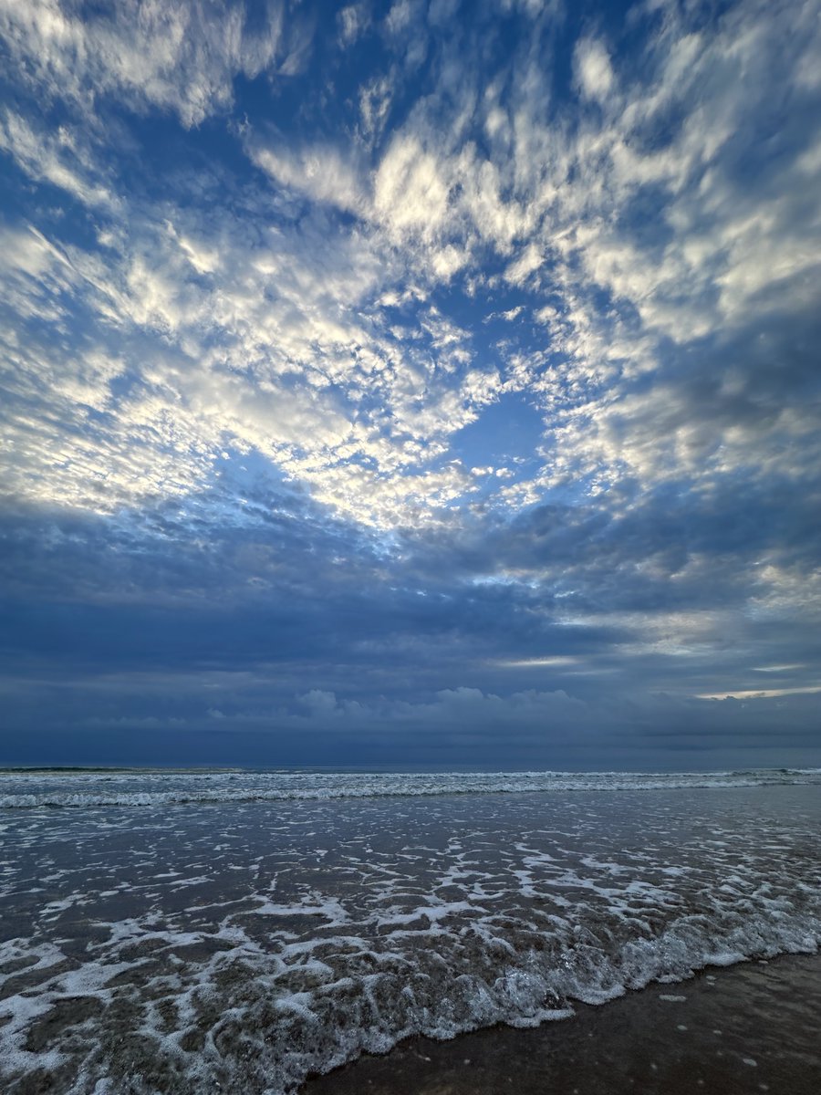 SusanZanca14's tweet photo. Amazingly beautiful! ☁️✨ #BeautifulSky #Nature #Blessed #Grateful https://t.co/ofPDvKKpkT
