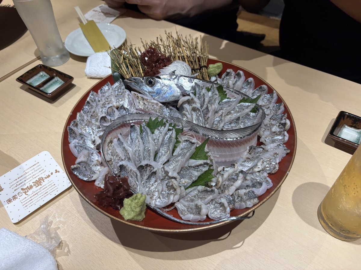 fyuri6macaron's tweet photo. 初釣り🎣で太刀魚🐟
なんとか4匹釣れました🥳
終わった後すぐに捌いてもらって美味しい〜😋✨ https://t.co/JCX1WUszPh