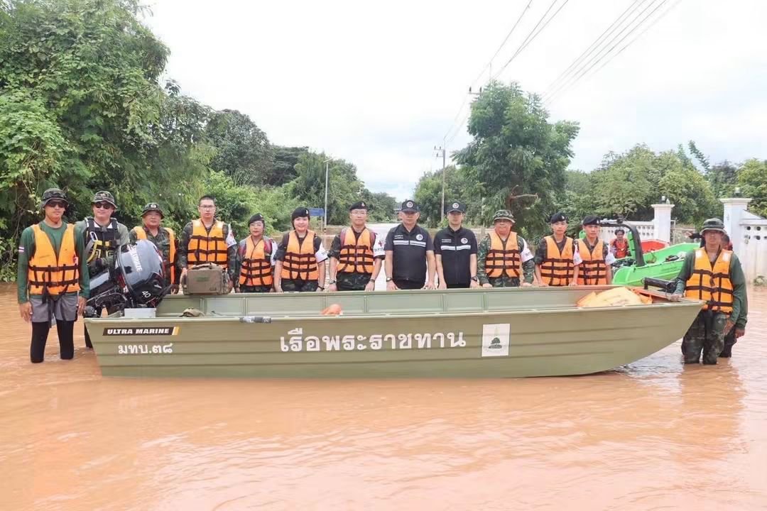 armypr_news's tweet photo. “เพื่อแจกจ่ายอาหาร น้ำดื่ม และยารักษาโรค แก่ผู้ประสบอุทกภัย”
        
กองพลทหารม้าที่ 1 โดยกองพันทหารม้าที่ 15 กรมทหารม้าที่ 2 จัดกำลังพลชุดปฏิบัติการบรรเทาสาธารณภัย และกำลังพลจิตอาสาช่วย  ชุดปฏิบัติการเรือกู้ภัย และหมอเดินเท้า ลงพื้นที่ บ้านไหล่น่าน, บ้านนาสา ตำบลไหล่น่าน อำเภอเวียงสา จังหวัดน่าน เพื่อแจกจ่ายอาหาร น้ำดื่ม และยารักษาโรค แก่ผู้ประสบอุทกภัยในพื้นที่เหลือภัยพิบัติลงพื้น

#ศูนย์ประชาสัมพันธ์กองทัพบก