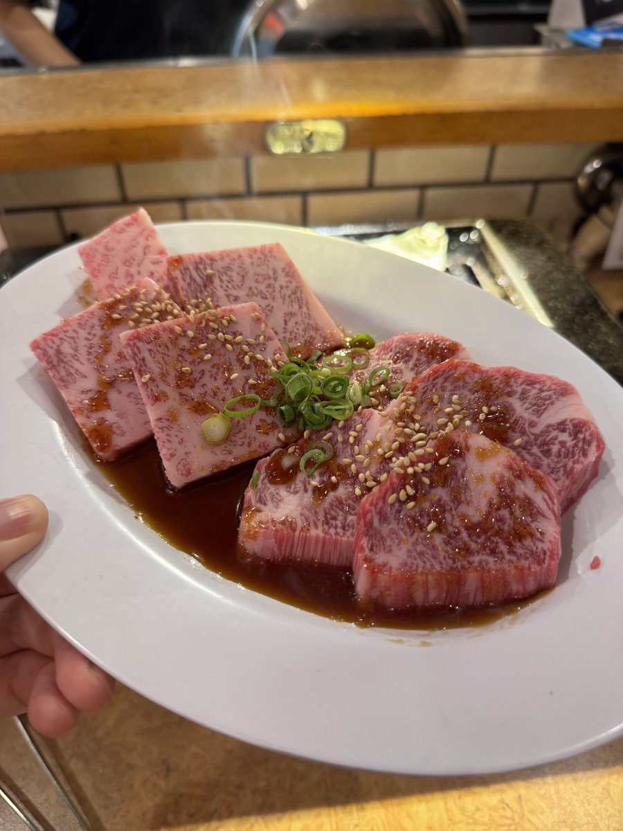 komegaski's tweet photo. 【大阪 梅田】さつま
大阪駅の高架下にあるお店は、予約が取れない北新地の有名店の分店なのに、こっちは簡単に予約が取れちゃうし、店員さんはホスピタリティが高いから、美味しく良い時間が過ごせちゃう、知っていたら便利な焼肉屋でした。 https://t.co/F1mEgUAP2V