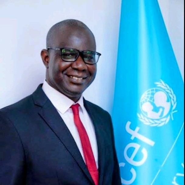 RnaudBertrand's tweet photo. This is absolutely hilarious: the guy on the picture posted by the Department of State is NOT the Abdoulaye Seye from the ICC that they sanctioned.

He is also called Abdoulaye Seye but he works for Unicef, not the ICC - as is obvious from the picture with the Unicef flag (taken from his Linkedin profile: https://t.co/sWVtejD3JF).

In other words, they're so eager to do Israel's bidding against the ICC that they don't even take the time to know what the people they're sanctioning look like. Israeli official accounts, on their end, got the picture right (https://t.co/89FgKzrtGc): they know who they're after.