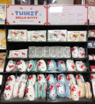 TOWER_Sapporo's tweet photo. //
タワレコ10店舗対象🎀
#TWINZY と #HELLOKITTY🍎
コラボグッズ大好評販売中✨
\\
🗓️販売期間🗓️
8/30(日)まで
🎁購入特典🎁
1回のお会計で1万円お買い上げ毎に、ITZYのフォトカードをランダムでプレゼント!!
詳細▼
https://t.co/Cd9Av7ysih
#ITZY #MIDZY #hellokitty #ハローキティ https://t.co/FZx0XUizW2