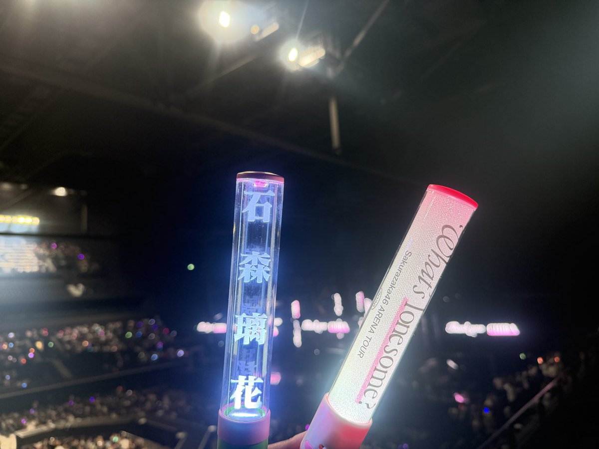 Takada08's tweet photo. 櫻坂46のライブに初めて行ってきましたー🥰
圧巻のパフォーマンスに圧倒されました！！
凄すぎ…
港区パセリの璃花ちゃん、破壊力抜群でした💘💘💘
初心者すぎて知らなかったですが、ライブ中に初めて聴いた『恵まれ過ぎて』が私の心にぶっ刺さり過ぎて良い曲に出会えました。
益々ファンになりました☺️
グッズもいっぱい買って楽しくて大満足🫶
#櫻坂46
#石森璃花