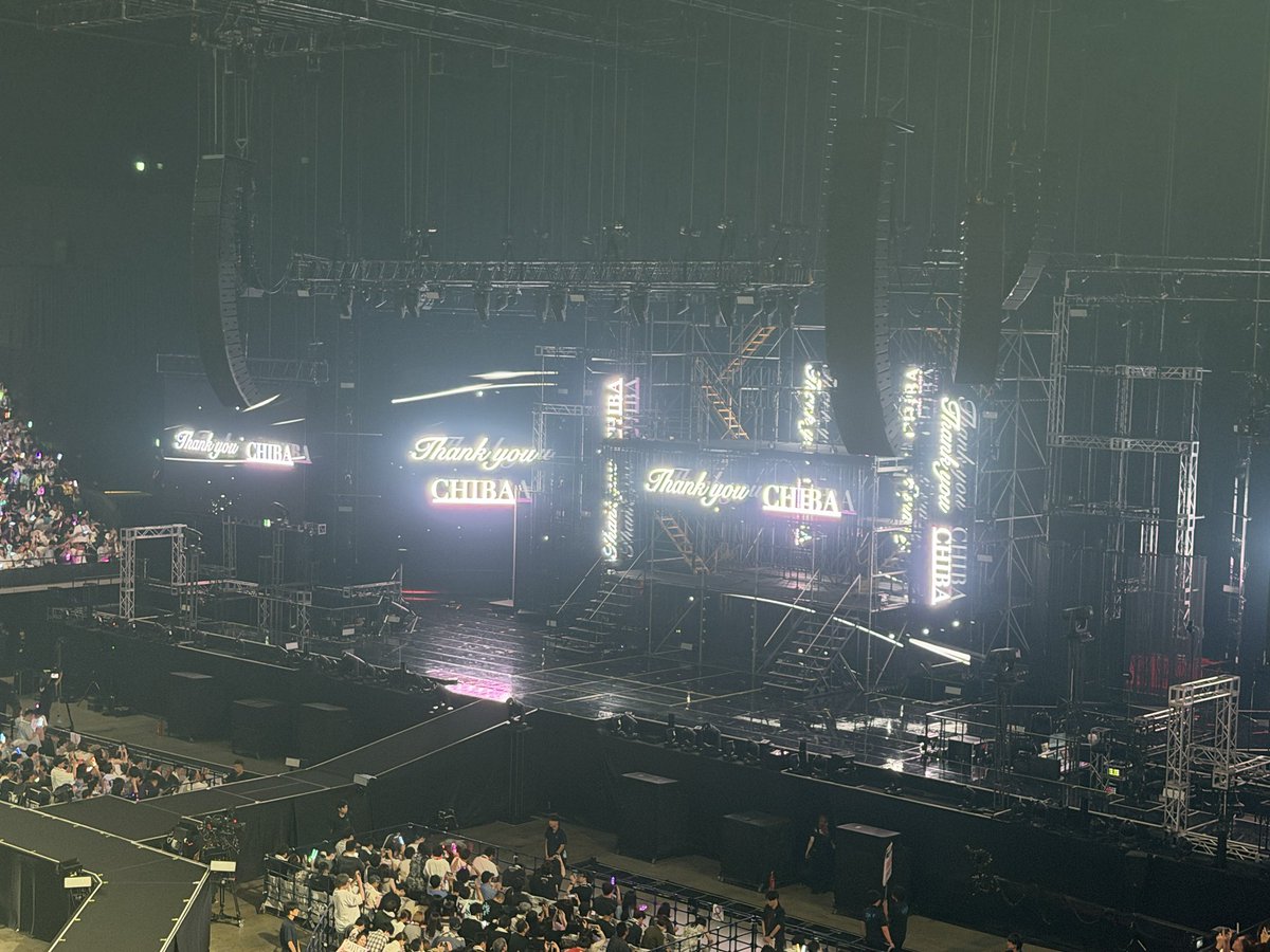Takada08's tweet photo. 櫻坂46のライブに初めて行ってきましたー🥰
圧巻のパフォーマンスに圧倒されました！！
凄すぎ…
港区パセリの璃花ちゃん、破壊力抜群でした💘💘💘
初心者すぎて知らなかったですが、ライブ中に初めて聴いた『恵まれ過ぎて』が私の心にぶっ刺さり過ぎて良い曲に出会えました。
益々ファンになりました☺️
グッズもいっぱい買って楽しくて大満足🫶
#櫻坂46
#石森璃花