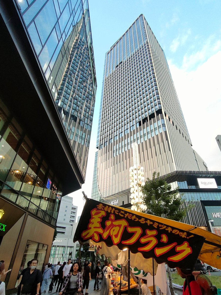 nobinobinobeen2's tweet photo. 栄の真ん中で祭りしてた https://t.co/3aZVeWdrXZ