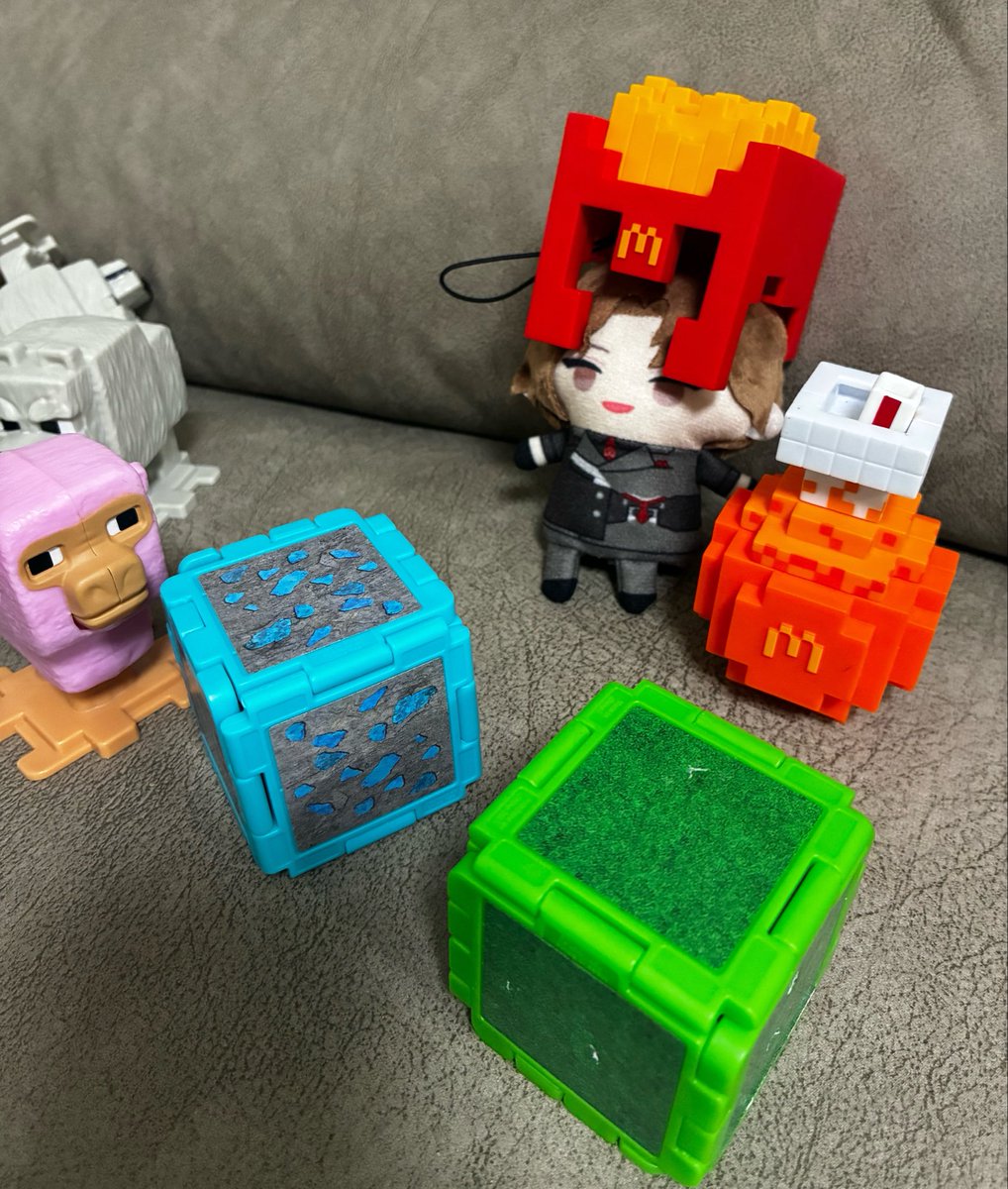 Aikbmom's tweet photo. こどもとマイクラごっこ
こどもにフレンチフライヘルメット（マックのハッピーセット)をムリやり装備させられたぱぺさん https://t.co/vP7isWmbSj