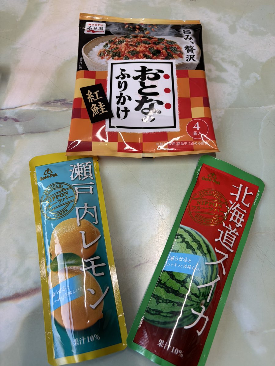 NGS82's tweet photo. 仕事終わりに献血。
今日で１１１回目。
記念品は凍らすアイスとふりかけ。

#献血 https://t.co/uon2CYPHSf