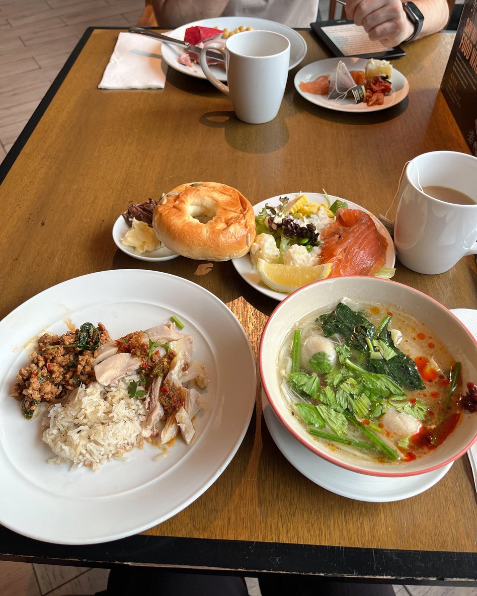 littlechikaloha's tweet photo. バンコクマリオットマーキスのビュッフェレストランGoji Kitchenの朝食ビュッフェ♡
大型ホテルだから活気があって品数も充���！良かったところはベーグルやベーグルサンドのコーナーがあったところ🥯ヌードルバーの横にチキンライス盛ってくれるコーナーもありました✨ https://t.co/KVXV4cdET7