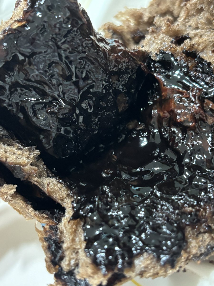 RealChickenBoy9's tweet photo. 화이트리에 초코식빵 후기 

테슬라 FSD로 폭우를 뚫고 화이트리에 매장 방문
수퍼차저 충전시켜놓고 줄 서기. 
약 30분 대기 후 구매
한 사람당 1개만 구매 가능했음
(줄이 길어서 구매 제한)
가격은 9000원. 

처음 촉촉할 때 좀 먹고 이후 데워서 먹으니 더 맛있었음. 

데운 후에는 촉촉함이 사라지니 주의. 
커피와 같이 먹으니 맛있게 잘 먹음.