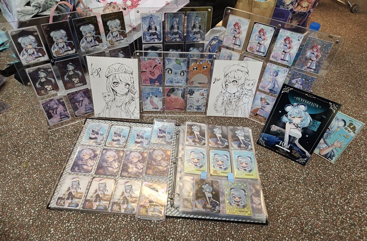 Lightning857634's tweet photo. 這次依舊是收集完阿雷全圖鑑啦！！
一二三四彈的卡片一起擺出來超級壯觀
也跟澪薯們一起拍了大合照
感謝里斯媽媽願意抽空為我簽名
祝阿雷高流順利 圓滿結束 永支阿雷❤️
（25包5張UR）
#FF47泳不分狸 https://t.co/LKEnde7d1G