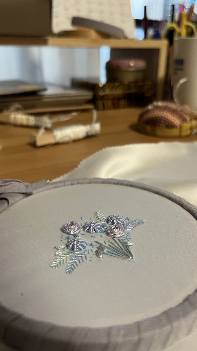 fujiko_u3's tweet photo. いよいよポップアップまでちょうど１週間！今日も刺繍&amp;刺繍🪡

近所のお店やお友達に「そろそろ東京ちゃうの？！」と言われることの多いこの頃です◎毎年8月の末にフジコは東京で販売会をやる、ってのが定着してきているようで嬉しい！
頑張ってきます💪 https://t.co/euGnrvxuxX
