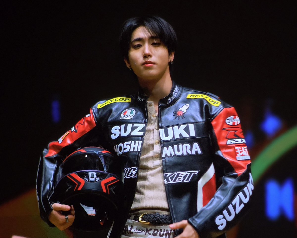 daisyforhan's tweet photo. THAT HONEY SKIN THAT RACING SUIT OH MY GOD https://t.co/K5olS1eBUf