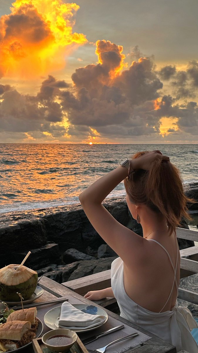 BrynleeHamffc's tweet photo. Atardecer en la playa de Barceloneta, con el sabor de una paella caliente! Cada momento aquí se convierte en un recuerdo dorado.， https://t.co/S7YBzMZFjs