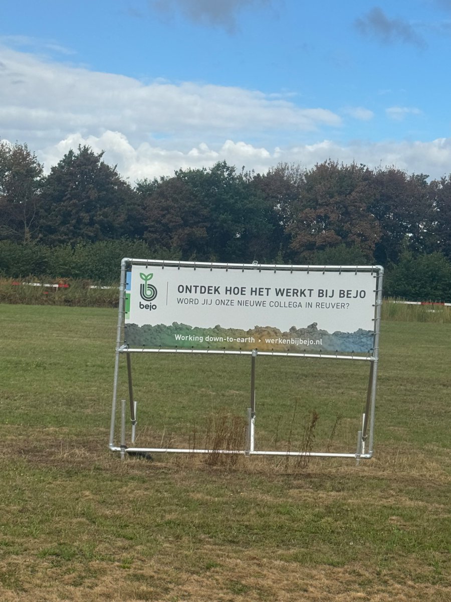 NijsNsa's tweet photo. Op het fietsje naar Sittard voel je je als Warmetuter toch nog thuis in het Limburgse landschap https://t.co/PNVk0Fqnd2