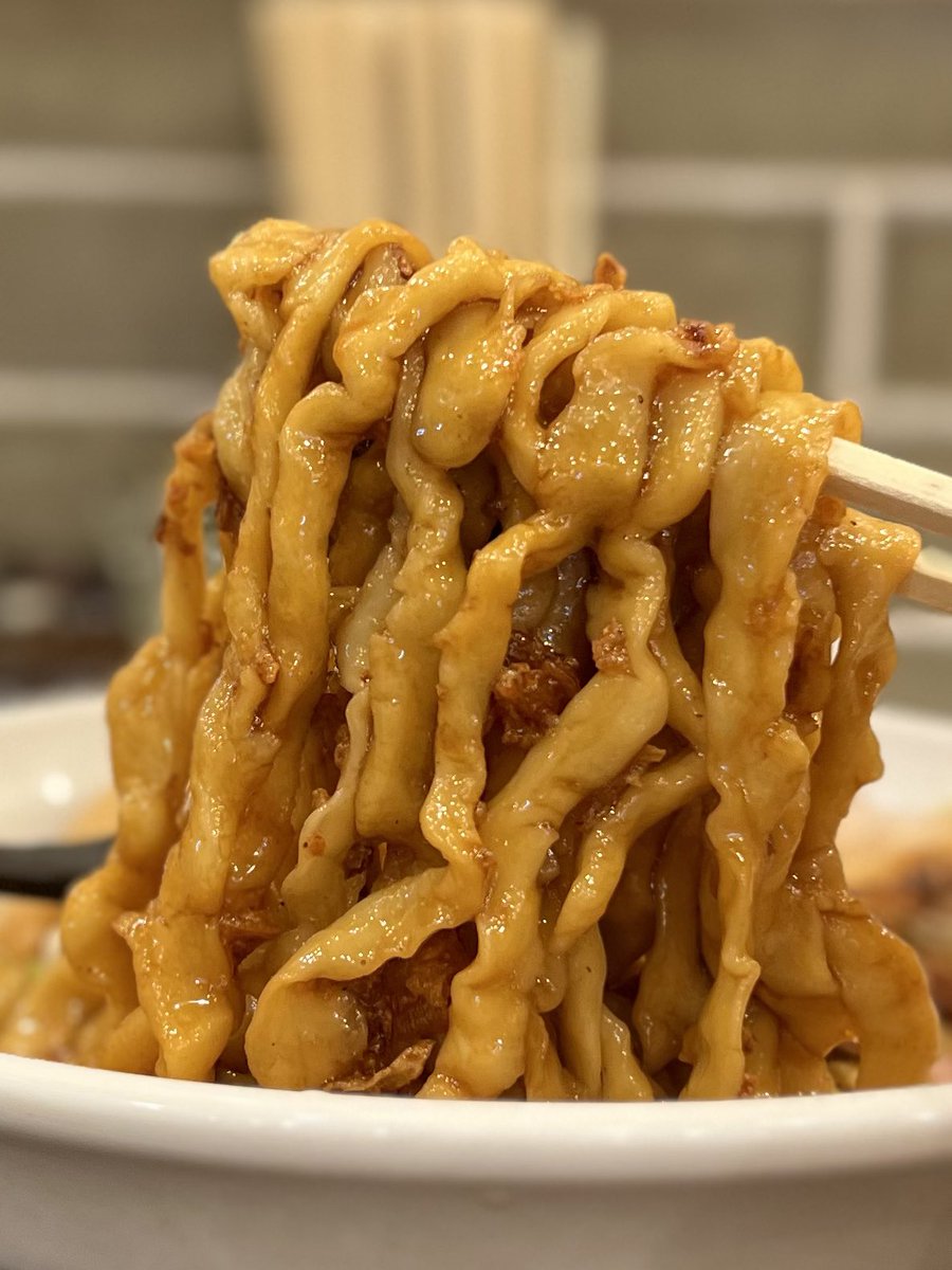 chakudon's tweet photo. 自家製麺 大輝@糀谷
油そば(中)+味玉(サービス)。SNSでバズった当メニュー。超強力粉&amp;超多加水の極太麺。味付けは魚介寄りなアプローチ。うめえ。生卵もいいね。お米は質がびみょい。見た目のインパクトが強すぎて、その期待に少々味が追いついていないが、うまいはうまい。 https://t.co/nO4DdmNO9G