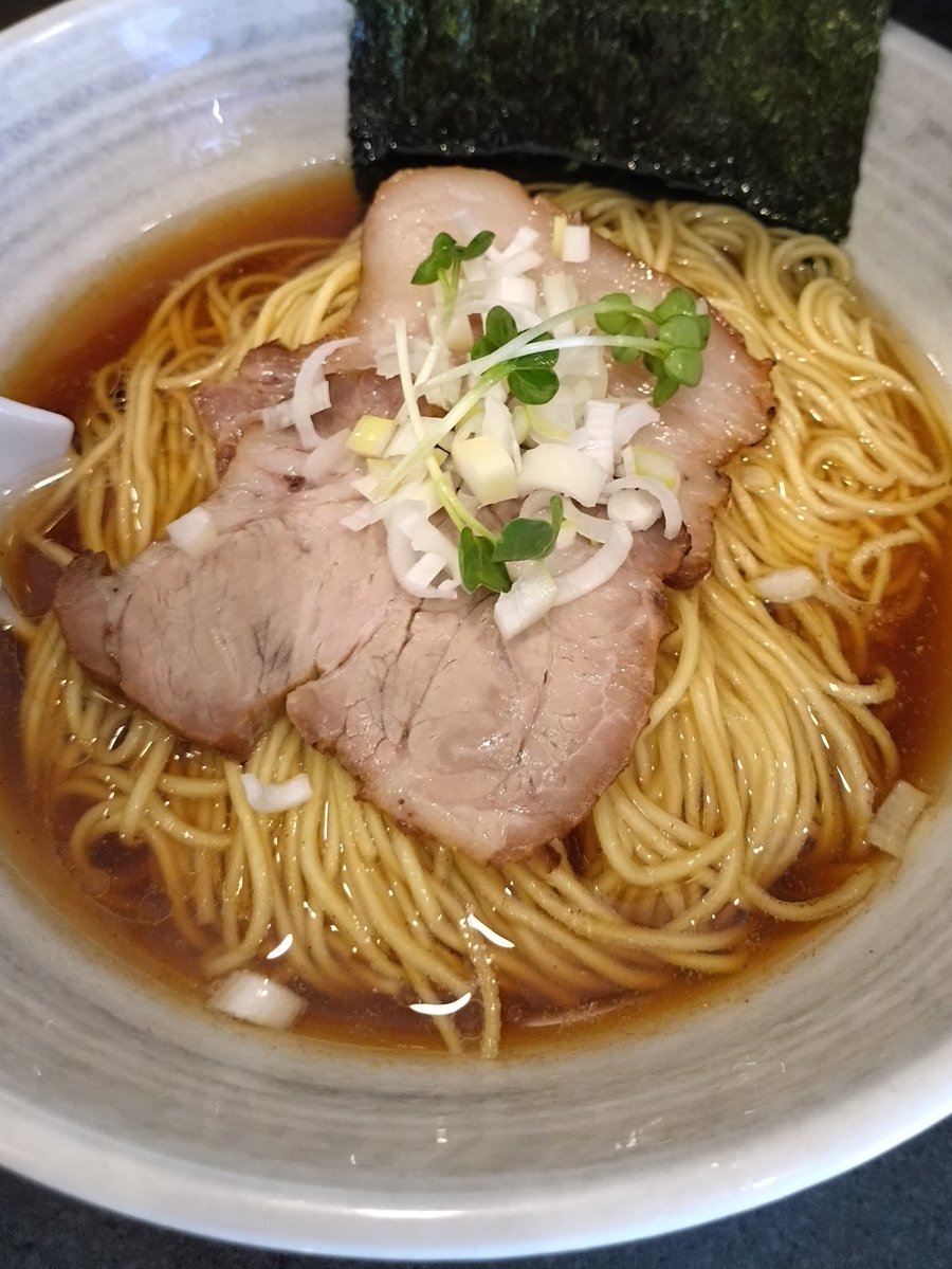 322ieribento's tweet photo. わが家の癒やし　
#石山商店さん

限定メニューが美味しくて
醤油　塩らーめんをなかなか食べる機会がないと聞いてはいましたが···
常連さんが醤油らーめんを食べていて
無性に食べたくなりました。

初めて伺った１１月以来の醤油らーめんは本当に美味しくて
醤油にハマってしまいそうです。 https://t.co/DZvD8K1Poi