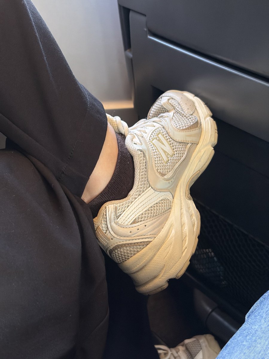 GreenForester_'s tweet photo. la señora de mi lado lleva new balance crema con calcetín negro, barbaridad auténtica😐 https://t.co/ipPavhiUYP