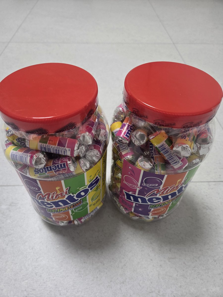 Arci_seok's tweet photo. <팬미팅 나눔 공지>

실물이 생각보다 늦게 도착할 것 같아 시안으로 먼저 나눔 공지 올립니다!

이번 나눔은 헤냥이 맥세이프 아크릴 그립톡을 준비했습니다! 그림 사용을 흔쾌히 허락해주신 푸름이(@syh0103)님께 진심으로 감사드립니다!

신청 기간은 8월 28일 금요일 오후 2시까지입니다!

팬미팅 양일 중 편하신 날에 받아가시면 되겠습니다

신청 방법은 다음과 같습니다!

1. 댓글에 팬미팅 예매 인증과 함께 여러분이 좋아하는 비빙이의 사진을 올려주세요!

2. 1번과 함께 팬미팅에서 가장 듣고 싶은 비빙이의 노래와 그 이유를 알려주세요!

총 10분, 댓글 하나 하나 열심히 읽고 직접 선정하겠습니다!

+ 멘토스 양일 다 들고 갑니다! 받아가세요!