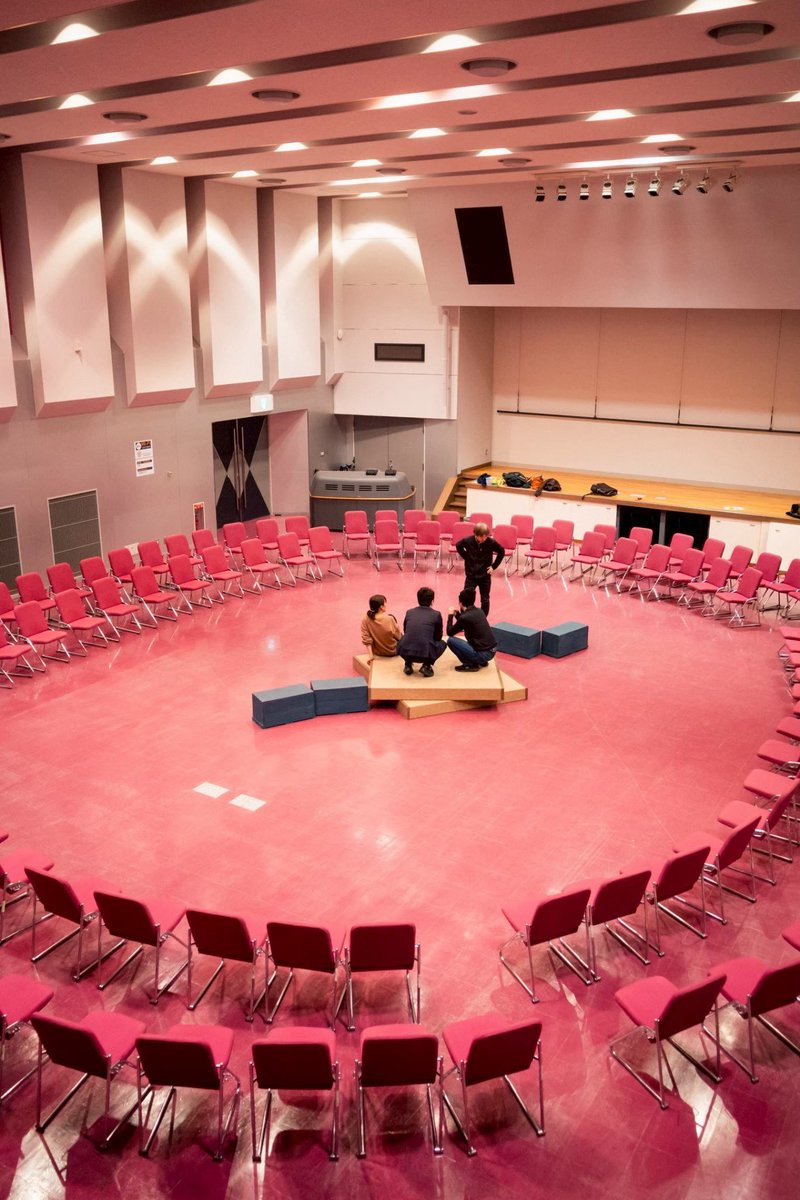 sayonara_camp's tweet photo. 【 ��の360°舞台 】

公演「赤鬼」は舞台をぐるっと客席が囲む360°舞台。さよならキャンプ初の試みです。

テンポよくシーンが動く「赤鬼」ならでは。役者たちの演技をより近くに感じられる迫力ある観劇体験をお届けします。

🎫ご予約はこちら(全席自由)
≫ https://t.co/jF0OICv4iR ≪ https://t.co/ThLHqdxqV6