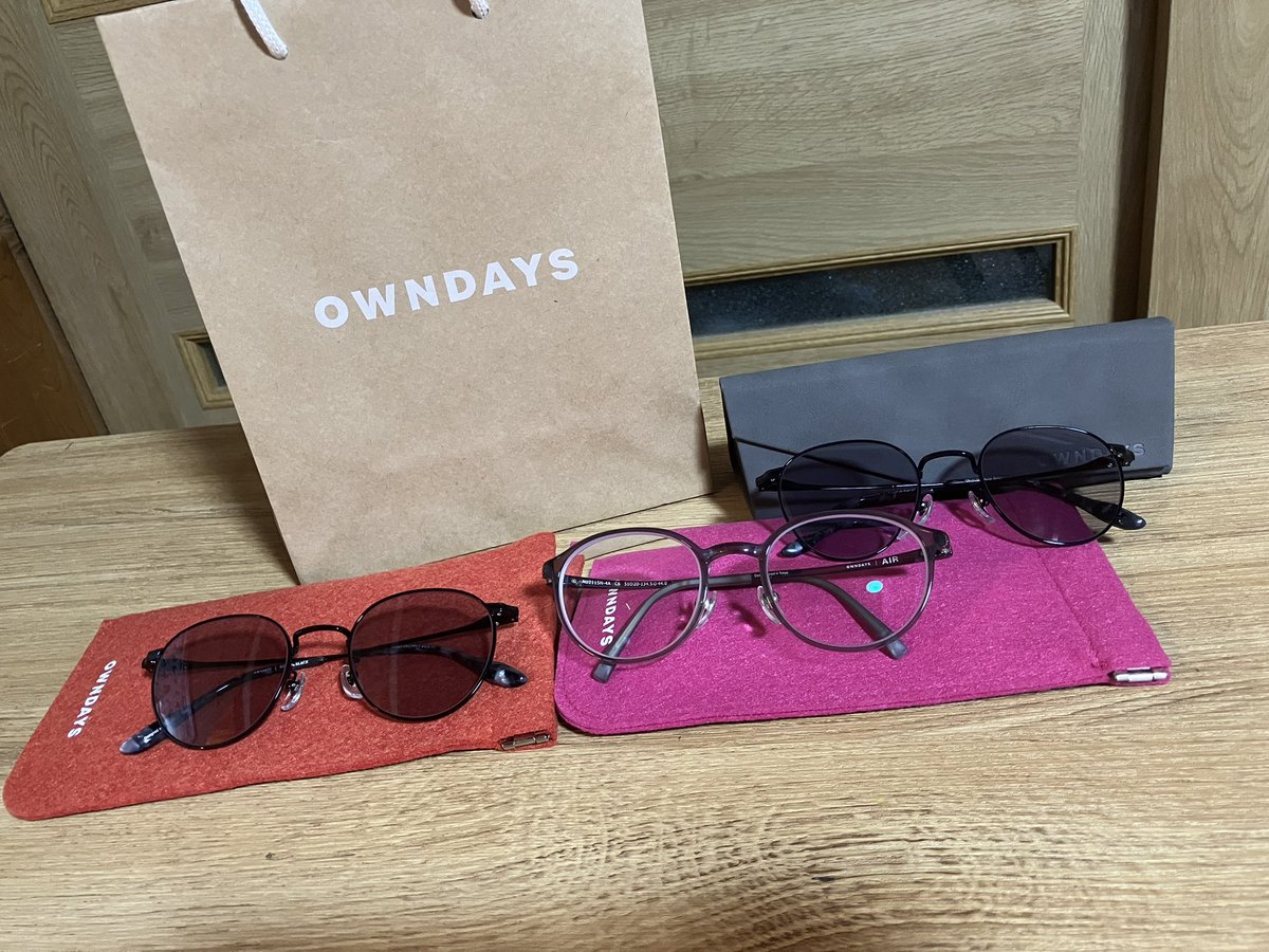 marui_01day's tweet photo. OWNDAYSでメガネを購入しました。
妻が長年使う家用を買い換��たいとのことで、ららぽーと和泉へ。
僕はキムタクのサングラスが欲しかったので先に選んで待っていたら、まさかの妻も全く同じサングラスを選択。レンズは違うのをとやんわり勧めたけど…同じグレイ。完全に夫婦お揃い。笑

ということで3本購入でした。そして驚いたのが…2本目から半額！！ほんとにびっくりでした！

混んでましたがすぐに出来上がって、持ち帰れました。スタッフさんも丁寧に妻の話を聞いてくれて、とても良かったです。
ありがとうございました。
#OWNDAYS #オンデーズ #ららぽーと和泉