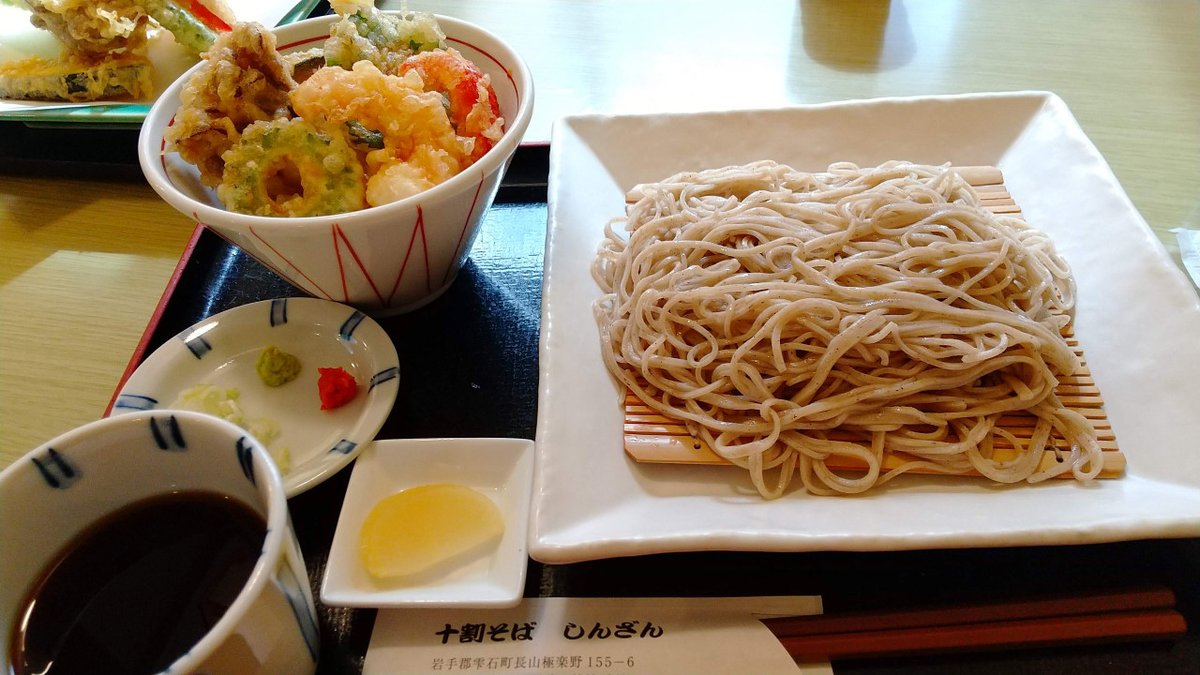 Makinobayashi's tweet photo. 今日も雷注意報発令中なので
平地で散策
小岩井農場のひまわり畑
ランチは十割そばしんざんさんの
天丼そばセット（もりそば）1,470円
空には怪しい雲が湧き上っていました
#小岩井農場 #ひまわり畑 #しんざん https://t.co/A74tEeal4I