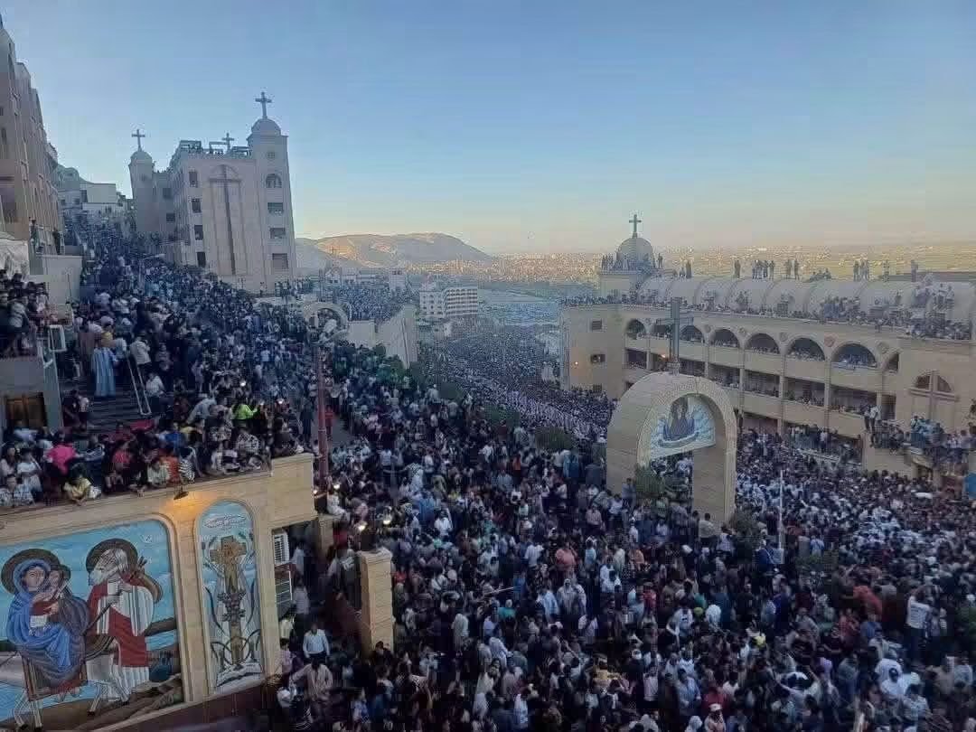 ShehabNany's tweet photo. {وَإِذْ قَالَتِ الْمَلَائِكَةُ يَا مَرْيَمُ إِنَّ اللَّهَ اصْطَفَاكِ وَطَهَّرَكِ وَاصْطَفَاكِ عَلَى نِسَاءِ الْعَالَمِينَ}
صدق الله العظيم

مشهد مهيب في دير الع��راء ب أسيوط
 آلا�� المصريين في درنكه فى احتفالات  عيد السيدة العذراء مريم 

 و تظل رحلة العائلة المقدسة بركة كبيرة ربنا اختص بها مصر دون غيرها .. 
مصر أهلها في رباط إلى يوم الدين.. 

#مصر_متأمنة