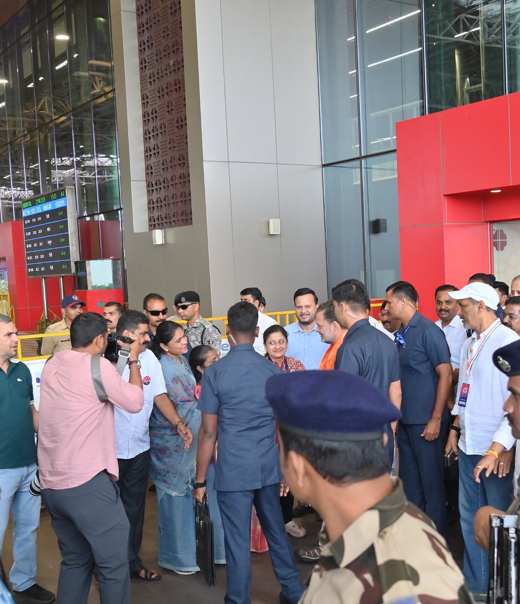 jitendradehade's tweet photo. Welcome @RahulGandhi Ji ❤️ to Pune 🎉 https://t.co/3Na2vaFWDO