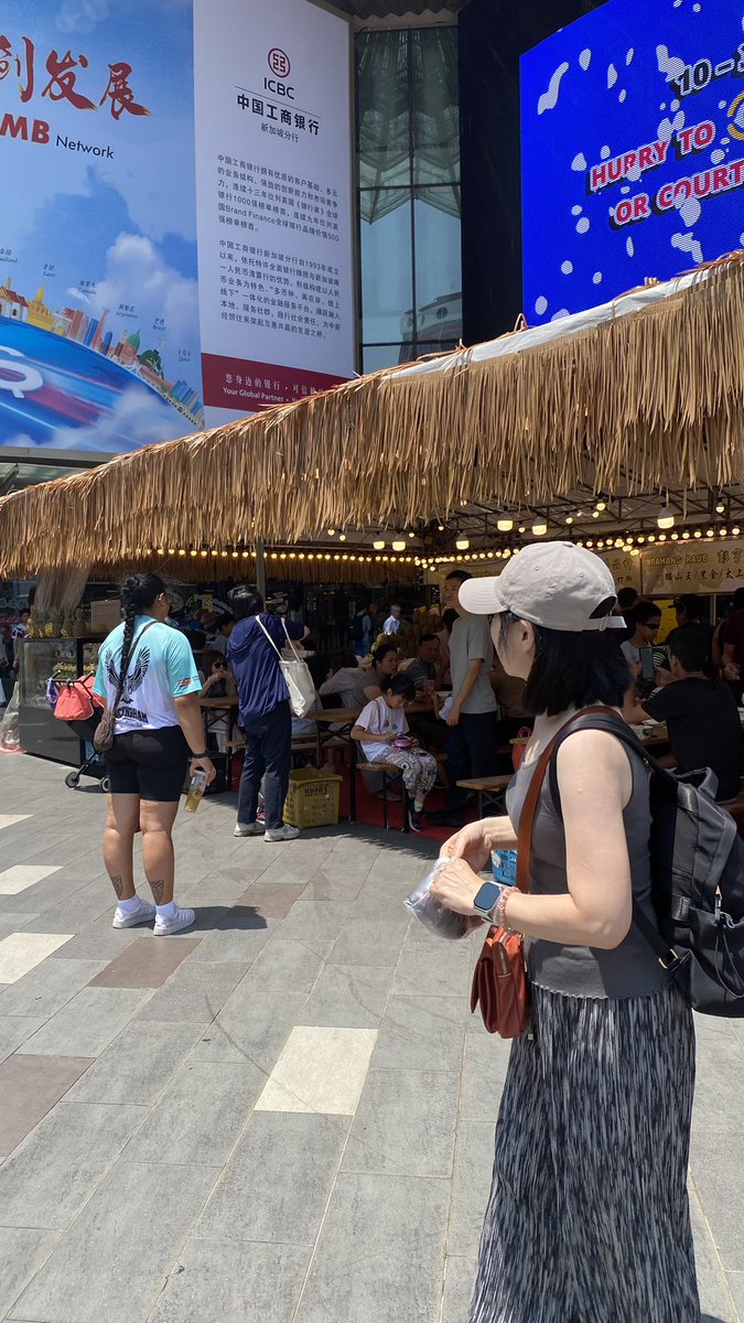 DAphrodite's tweet photo. Trilingual bahkan karena sekarang di area Chinatown😅 https://t.co/mnnIWIJsDE