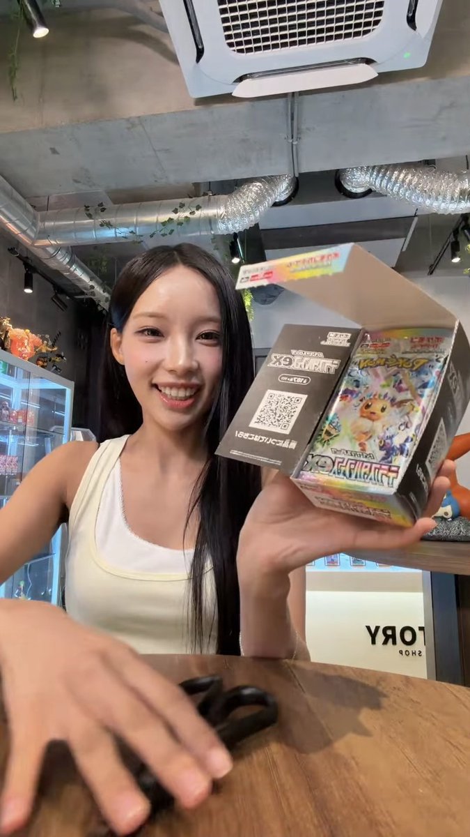 Jeolte's tweet photo. @starfess 1) she was being asked to do so dan dia udah make sure berkali kali "ini bener gpp digunting?" dan karna diokein akhirnya dia gunting

2) dia brewek 2 box dan semua pack selain satu itu dibreweknya brewek normal, bahkan dipakein innersleeve &amp; toploader

udahan ngegorengnya 😮‍💨😮‍💨😮‍💨 https://t.co/YvOYW4gyta