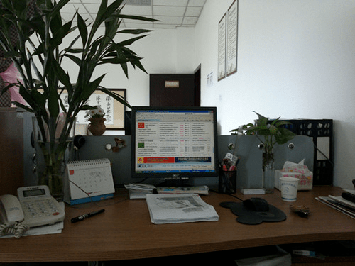 ra_tx76549's tweet photo. Just caught my intern hiding a snack in the office plant pot. Said “caring for the team’s 2am emergency snack stock” is a new job duty—they’re onto something. https://t.co/EZEHP1rgdH