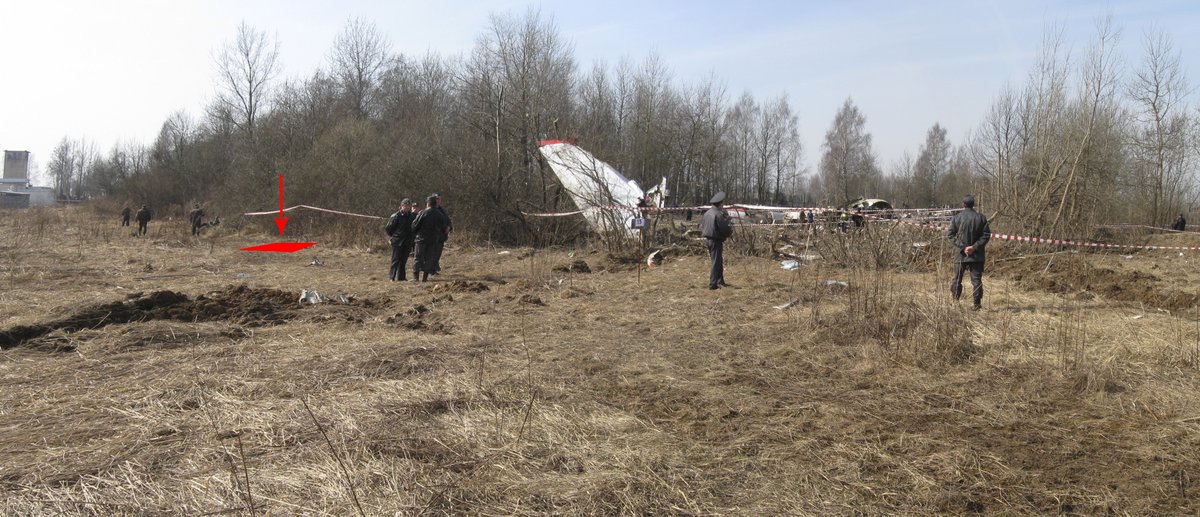 PodkomisjaS's tweet photo. 🔴Jeden z ważniejszych dowodów na rozpad samolotu Tu154M nr 101 w powietrzu został odnaleziony przez polskich archeologów, podczas prospekcji terenowej w 2010r. Jest to jest fragment okna kabiny pasażerskiej, odnaleziony przed głównym polem szczątków, na południe od trajektorii samolotu, w rejonie zasłoniętym od strony pola szczątków gęstymi zaroślami. 

➡️Materiał przedstawiający znalezisko, oraz miejsce jego położenia pokazujemy po raz pierwszy. 

🔴Lokalizacja wskazuje, że do rozerwania burty kadłuba i fragmentacji okna musiało dojść na pewnej wysokości, jeszcze zanim kadłub dotknął ziemi, a odłamek okna został wyrzucony na lewo od trajektorii spadającego samolotu, z wysokości co najmniej kilku, kilkunastu metrów.